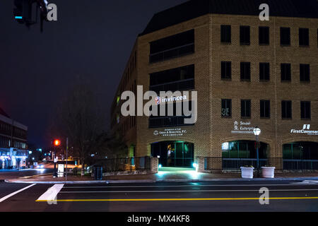 Fairfax, Stati Uniti d'America - 24 dicembre 2017: Downtown county città storica città vecchia in Virginia con segni aziendali nel buio serale di notte, come Invincea, o S Foto Stock