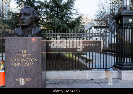 Washington DC, Stati Uniti d'America - 28 dicembre 2017: George Washington University Medical Center con statua, firma e data di fondazione ingresso in serata Foto Stock