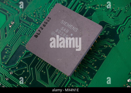 Kiev, Ucraina - 17 febbraio, 2018. Siemens 286 processore sulla scheda di circuito. Foto Stock