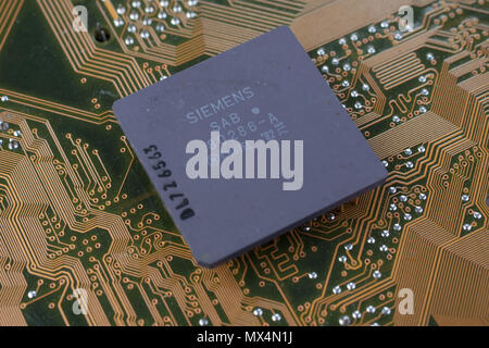 Kiev, Ucraina - 17 febbraio, 2018. Siemens 286 processore sulla scheda di circuito. Foto Stock