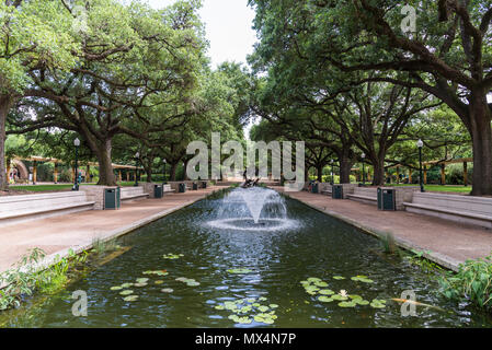 Fontana e la piscina a allo Zoo di Houston. Houston, Texas, Stati Uniti d'America. Foto Stock