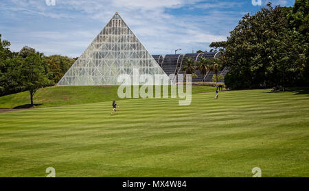A forma di piramide in serra i giardini botanici, Sydney, NSW, Australia adottate il 22 dicembre 2014 Foto Stock