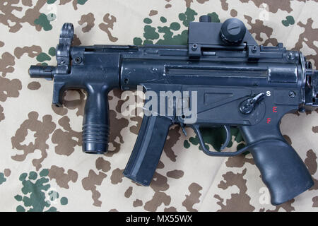 Moderno fucile mitragliatore MP5 sul deserto mimetizzata sullo sfondo Foto Stock