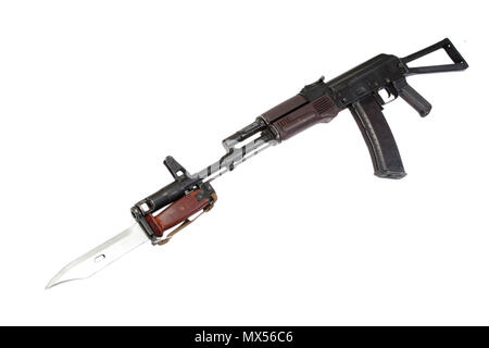 Kalashnikov fucile da assalto aks-74 con la baionetta isolato su uno sfondo bianco Foto Stock