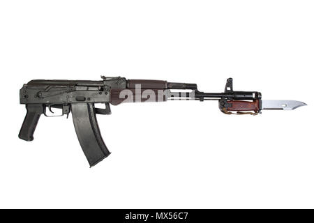 Kalashnikov fucile da assalto aks-74 con la baionetta isolato su uno sfondo bianco Foto Stock