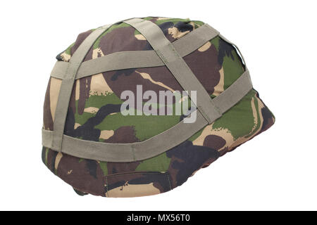 Casco in kevlar con pattern di DPM mimetizzata coperchio isolato su bianco Foto Stock