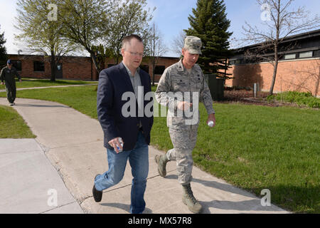 Col. Renzo Anderson, la 119Intelligence sorveglianza Gruppo di ricognizione Commander, destra conduce a Nord Dakota Lt. Gov. Brent Sanford, su una base organizzativa tour presso il North Dakota Air National Guard Base, Fargo, N.D., 2 maggio 2017. Foto Stock