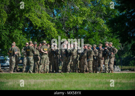 (FORT BENNING, Ga) - concorrenti sono informati durante il 2017 Gainey Cup Miglior squadra Scout la concorrenza prima di condurre la squadra lo Stress sparare il 2 maggio 2017, a Simpson gamma sulla principale Post. La biennale Gainey Cup concorrenza è progettato per identificare i più competenti e versatile squadra Scout nelle forze armate statunitensi e alleati di partnership attraverso un estremamente impegnativi contest centrata sulla ricognizione essenziali e le attività di protezione e delle competenze. Foto Stock