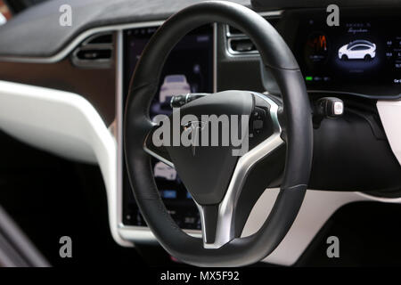 L'interno di un nuovo modello di Tesla X auto raffigurato in Londra, Regno Unito. Foto Stock