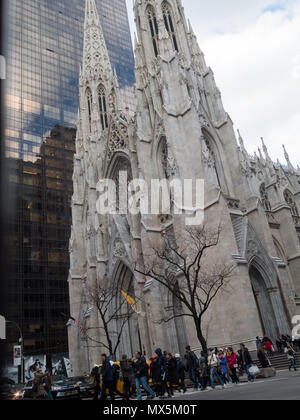 San Patrizio cattedrale sulla Quinta Avenue Foto Stock