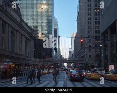 Park Avenue viadotto sopra 42nd Street dalla Grand Central Station Foto Stock