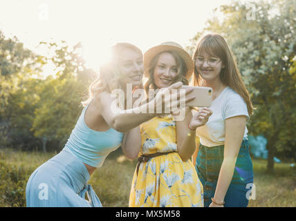 Un gruppo di ragazze amici prendere selfie foto Foto Stock