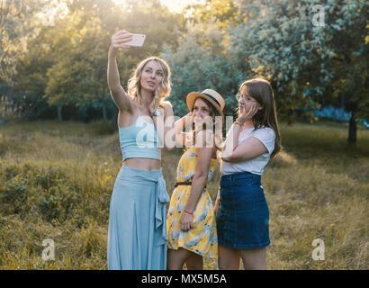 Un gruppo di ragazze amici prendere selfie foto Foto Stock