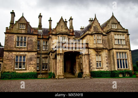 Killarney, Irlanda. 16 Maggio, 2018. Muckross House e giardini contro il cielo nuvoloso. Si tratta di un palazzo progettato in stile Tudor, situato nel Parco Nazionale di Killarney. Credito: Alexandr Gusev/Pacific Press/Alamy Live News Foto Stock