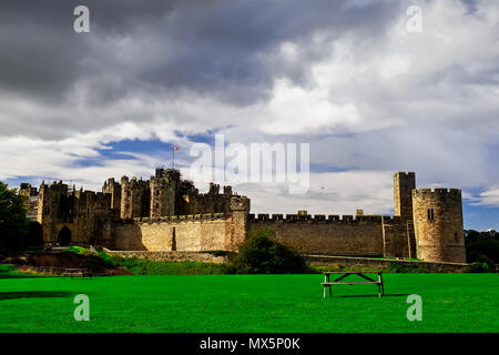 Alnwick, Regno Unito. 16 Maggio, 2018. Turistico a Alnwick Castle nella contea inglese del Northumberland, Regno Unito Credito: Alexandr Gusev/Pacific Press/Alamy Live News Foto Stock