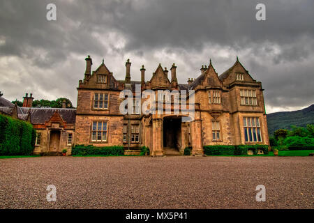 Killarney, Irlanda. 16 Maggio, 2018. Muckross House e giardini contro il cielo nuvoloso. Si tratta di un palazzo progettato in stile Tudor, situato nel Parco Nazionale di Killarney. Credito: Alexandr Gusev/Pacific Press/Alamy Live News Foto Stock