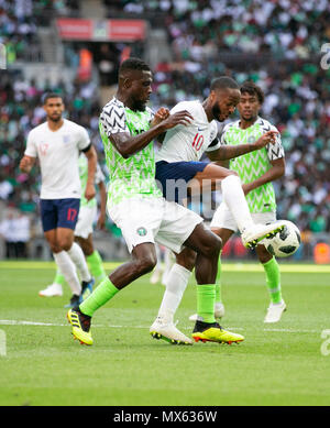 Londra, Regno Unito. 2 Giugno, 2018. Raheem Sterling (seconda R) dell'Inghilterra il sistema VIES con John Obi Mikel (3 R) della Nigeria durante l'amichevole internazionale partita di calcio allo Stadio di Wembley a Londra, in Gran Bretagna il 2 giugno 2018. In Inghilterra ha vinto 2-1. Credito: Han Yan/Xinhua/Alamy Live News Foto Stock