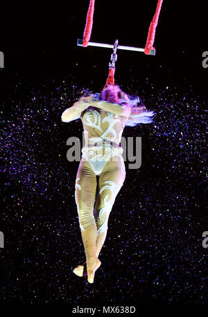 Richmond, Canada. 2 Giugno, 2018. Un acrobat esegue sul palco durante il Royal Canadian famiglia del circo del "pectac! 2018' cross country tour a Richmond, Canada, giugno 2, 2018. Credito: Liang Sen/Xinhua/Alamy Live News Foto Stock