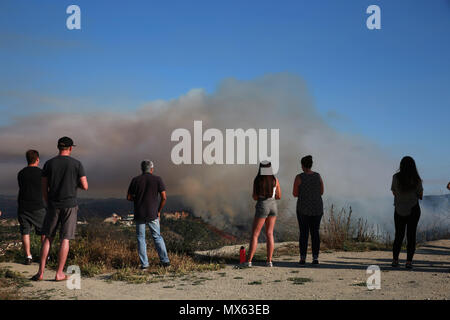 Giu 2, 2018 - Aliso Viejo, California, Stati Uniti - I residenti guarda una spazzola fuoco bruci in Aliso e legno Canyon Wilderness Park in Laguna Niguel come fiamme di creep verso Soka campus universitario. Wildfire fiamme vegetazione di masterizzazione il pomeriggio del sabato, Giugno 2, 2018 in Aliso e legno Canyon Wilderness Park in Laguna Niguel. Il fuoco è combattuta da 200 vigili del fuoco, su aerei ad ala fissa ed elicotteri, vicino a Laguna Beach e la costa del Pacifico. Gli equipaggi battaglia 250 acri di fuoco spazzola in legno Canyon, come migliaia di evacuazioni in corso a Laguna Beach, Aliso Viejo. (Credito Immagine: © Ruaridh Stewart via ZUMA Wir Foto Stock