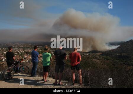 Giu 2, 2018 - Aliso Viejo, California, Stati Uniti - I residenti guarda una spazzola fuoco bruci in Aliso e legno Canyon Wilderness Park in Laguna Niguel come fiamme di creep verso Soka campus universitario. Wildfire fiamme vegetazione di masterizzazione il pomeriggio del sabato, Giugno 2, 2018 in Aliso e legno Canyon Wilderness Park in Laguna Niguel. Il fuoco è combattuta da 200 vigili del fuoco, su aerei ad ala fissa ed elicotteri, vicino a Laguna Beach e la costa del Pacifico. Gli equipaggi battaglia 250 acri di fuoco spazzola in legno Canyon, come migliaia di evacuazioni in corso a Laguna Beach, Aliso Viejo. (Credito Immagine: © Ruaridh Stewart via ZUMA Wir Foto Stock