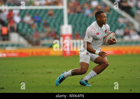 Stadio di Twickenham, Londra, Regno Unito. 2° giu, 2018. Dan Norton (ITA) in esecuzione con la sfera durante l'Inghilterra V USA Rugby Sevens corrispondono a Twickenham Stadium di Londra, Regno Unito. Il match ha luogo durante la penultima tappa del mondo HSBC Rugby Sevens serie. La serie vede 20 squadre internazionali in concorrenza in rapida 14 minuti di corrispondenze (due metà di sette minuti) in 11 diverse città di tutto il mondo - la finale sarà a Parigi nel mese di giugno. Credito: Michael Preston/Alamy Live News Foto Stock