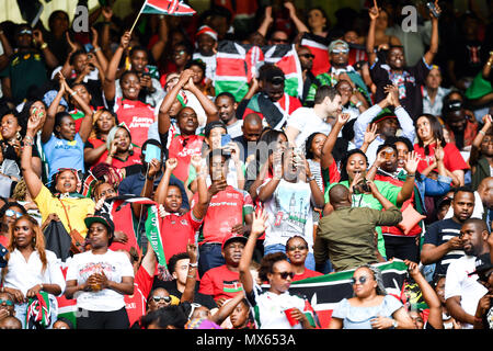 Londra, Regno Unito. 2° giu, 2018. Kenya 7s ventilatori durante la HSBC World Rugby Sevens serie a Londra Twickenham Stadium di Sabato, 02 giugno 2018. Inghilterra, Londra. Credito: Taka G Wu Credito: Taka Wu/Alamy Live News Foto Stock