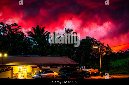 Pahoa, HI, STATI UNITI D'AMERICA. 2 Giugno, 2018. L'incandescenza delle Hawaii il vulcano Kilauea visto da circa Pahoa in Pahoa, HI il 2 giugno 2018. Credito: Erik Kabik Fotografia/media/punzone Alamy Live News Foto Stock