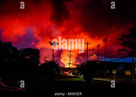 Pahoa, HI, STATI UNITI D'AMERICA. 2 Giugno, 2018. L'incandescenza delle Hawaii il vulcano Kilauea visto da circa Pahoa in Pahoa, HI il 2 giugno 2018. Credito: Erik Kabik Fotografia/media/punzone Alamy Live News Foto Stock