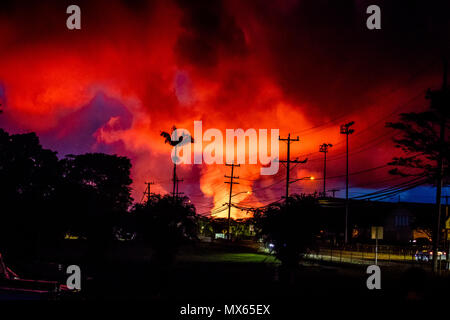 Pahoa, HI, STATI UNITI D'AMERICA. 2 Giugno, 2018. L'incandescenza delle Hawaii il vulcano Kilauea visto da circa Pahoa in Pahoa, HI il 2 giugno 2018. Credito: Erik Kabik Fotografia/media/punzone Alamy Live News Foto Stock