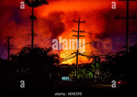 Pahoa, HI, STATI UNITI D'AMERICA. 2 Giugno, 2018. L'incandescenza delle Hawaii il vulcano Kilauea visto da circa Pahoa in Pahoa, HI il 2 giugno 2018. Credito: Erik Kabik Fotografia/media/punzone Alamy Live News Foto Stock