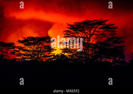 Pahoa, HI, STATI UNITI D'AMERICA. 2 Giugno, 2018. L'incandescenza delle Hawaii il vulcano Kilauea visto da circa Pahoa in Pahoa, HI il 2 giugno 2018. Credito: Erik Kabik Fotografia/media/punzone Alamy Live News Foto Stock