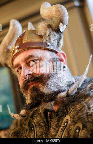 Vancouver, Canada. 2 Giugno, 2018. Un partecipante visualizza il suo viso durante il quarto annual Vancouver capelli facciali concorrenza a Vancouver in Canada, giugno 2, 2018. Credito: Liang Sen/Xinhua/Alamy Live News Foto Stock