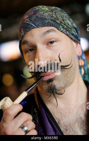 Vancouver, Canada. 2 Giugno, 2018. Un partecipante visualizza il suo viso durante il quarto annual Vancouver capelli facciali concorrenza a Vancouver in Canada, giugno 2, 2018. Credito: Liang Sen/Xinhua/Alamy Live News Foto Stock