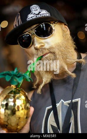 Vancouver, Canada. 2 Giugno, 2018. Un partecipante visualizza il suo viso durante il quarto annual Vancouver capelli facciali concorrenza a Vancouver in Canada, giugno 2, 2018. Credito: Liang Sen/Xinhua/Alamy Live News Foto Stock