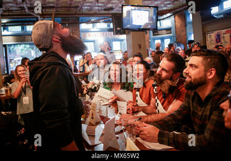 Vancouver, Canada. 2 Giugno, 2018. Un partecipante visualizza il suo viso davanti a giudici durante il quarto annual Vancouver capelli facciali concorrenza a Vancouver in Canada, giugno 2, 2018. Credito: Liang Sen/Xinhua/Alamy Live News Foto Stock