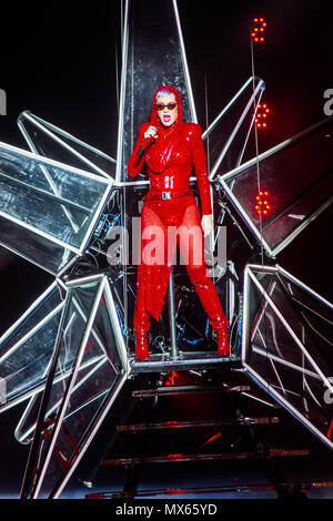 Bologna Italia. 02giugno 2018. Il cantante ed attrice Katy Perry si esibisce dal vivo sul palco al Unipol Arena in unica data Italiana del 'testimone il Tour' Credito: Rodolfo Sassano/Alamy Live News Foto Stock