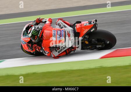 Sul circuito del Mugello, Italia. 1° giu, 2018. Lo spagnolo del Team Ducati pilota Jorge Lorenzo durante la pratica in 2018 GP d Italia di MotoGP Giugno, 2018. Italia Credito: dan74/Alamy Live News Foto Stock