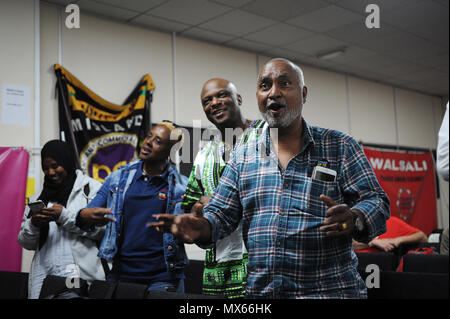 Birmingham, Inghilterra. 2 Giugno, 2018. I membri del pubblico che balla al vicino la regione delle Midlands TUC e Stand fino al razzismo vertice regionale "Affrontare la crescita del razzismo in corrispondenza delle Midlands TUC uffici. Kevin Hayes/Alamy Live News Foto Stock