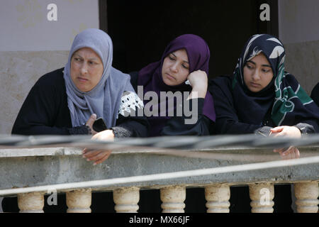 Khan Younis, Gaza. 2° giu, 2018. I parenti di palestinesi volontario paramedico Razan Najjar, 21, piangono presso la casa della famiglia durante il suo funerale nella città di Khan Younis, sud della striscia di Gaza, il 2 giugno 2018. Najjar è stato ucciso dal fuoco israeliano venerdì, durante le proteste di massa nella Striscia di Gaza, la sanità palestinese ministero ha detto. Foto di Abed Rahim Khatib Credito: risveglio Agenzia fotografica/Alamy Live News Foto Stock