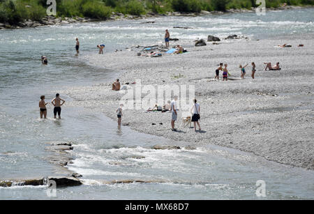 03 maggio 2018, Monaco di Baviera, Germania: numerose persone sulla spiaggia. La gente di Baviera possono godere il tempo in estate nei prossimi giorni. Essa rimane caldo con temperature tra 23 e 28 gradi, prevalentemente soleggiato. Foto: Andreas Gebert/dpa Foto Stock