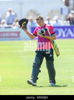 Eastbourne Regno Unito 3 Giugno 2018 - Luke Wright di Sussex torna al Padiglione dopo essere stato respinto per 23 viene eseguito durante il Royal London un giorno partita di cricket tra Sussex squali e aquile Essex presso la massa Saffrons in Eastbourne UK Credit: Simon Dack/Alamy Live News Foto Stock