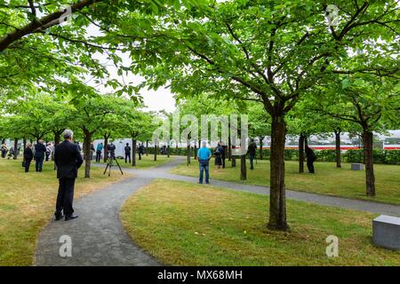 Eschede, Germania. 03 maggio 2018, Germania, Eschede: i visitatori di commemorazione delle vittime dell'incidente ferroviario di Eschede per il ventesimo anniversario dell'incidente. Il ghiaccio " Wilhelm Conrad Röntgen' deragliato il 3 giugno 1998 a tempo 200 e guidato in un ponte dell'autostrada. 101 persone sono morte. Foto: Philipp von Ditfurth/dpa Foto Stock