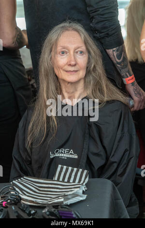 A Londra il 3 giugno 2018, laureato della settimana della moda,2018 Londra nel backstage dell'area per il trucco con un vecchio modello femminile Credit Ian Davidson/Alamy Live News Foto Stock