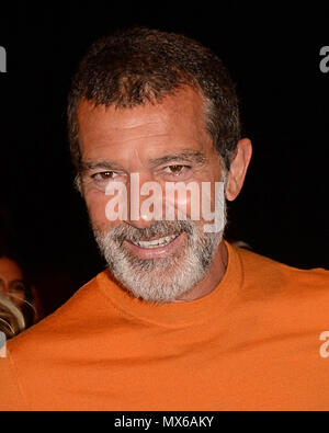 Miami, FL, Stati Uniti d'America. 02Giugno, 2018. Antonio Banderas assiste il Custo Barcelona spettacolo in pista durante il Miami Fashion Week presso il Palazzo di Ghiaccio Studios il 2 giugno 2018 a Miami in Florida. Credito: Mpi04/media/punzone Alamy Live News Foto Stock