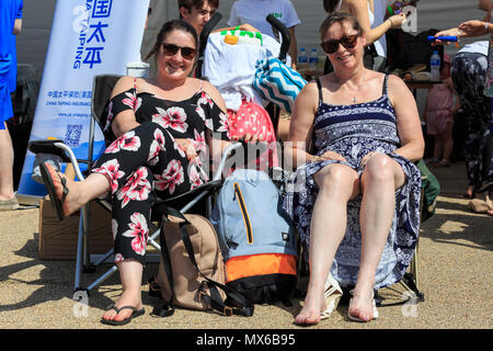 London Regatta Centre di Londra, Regno Unito. Il 3 giugno 2018. L annuale London Hong Kong Dragon Boat Festival avrà luogo a Londra il Regatta Centre in Docklands, in splendido sole. L'evento prevede le gare delle barche drago tutto il giorno, nonché gratuitamente un programma di eventi con spettacoli, musica, intrattenimento e bancarelle e opportunità di sperimentare la cultura cinese. Credito: Imageplotter News e sport/Alamy Live News Foto Stock