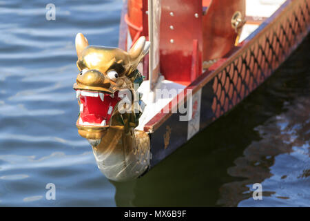 London Regatta Centre di Londra, Regno Unito. Il 3 giugno 2018. L annuale London Hong Kong Dragon Boat Festival avrà luogo a Londra il Regatta Centre in Docklands, in splendido sole. L'evento prevede le gare delle barche drago tutto il giorno, nonché gratuitamente un programma di eventi con spettacoli, musica, intrattenimento e bancarelle e opportunità di sperimentare la cultura cinese. Credito: Imageplotter News e sport/Alamy Live News Foto Stock