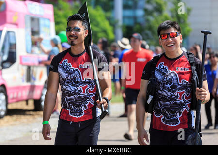 London Regatta Centre di Londra, Regno Unito. Il 3 giugno 2018. L annuale London Hong Kong Dragon Boat Festival avrà luogo a Londra il Regatta Centre in Docklands, in splendido sole. L'evento prevede le gare delle barche drago tutto il giorno, nonché gratuitamente un programma di eventi con spettacoli, musica, intrattenimento e bancarelle e opportunità di sperimentare la cultura cinese. Credito: Imageplotter News e sport/Alamy Live News Foto Stock