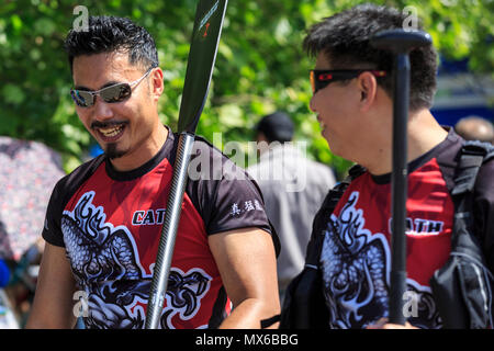 London Regatta Centre di Londra, Regno Unito. Il 3 giugno 2018. L annuale London Hong Kong Dragon Boat Festival avrà luogo a Londra il Regatta Centre in Docklands, in splendido sole. L'evento prevede le gare delle barche drago tutto il giorno, nonché gratuitamente un programma di eventi con spettacoli, musica, intrattenimento e bancarelle e opportunità di sperimentare la cultura cinese. Credito: Imageplotter News e sport/Alamy Live News Foto Stock