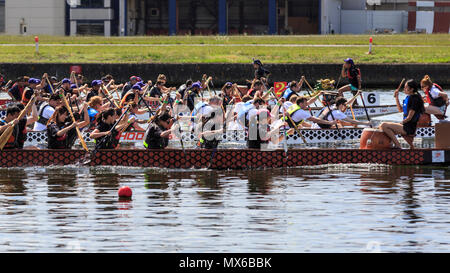 London Regatta Centre di Londra, Regno Unito. Il 3 giugno 2018. L annuale London Hong Kong Dragon Boat Festival avrà luogo a Londra il Regatta Centre in Docklands, in splendido sole. L'evento prevede le gare delle barche drago tutto il giorno, nonché gratuitamente un programma di eventi con spettacoli, musica, intrattenimento e bancarelle e opportunità di sperimentare la cultura cinese. Credito: Imageplotter News e sport/Alamy Live News Foto Stock