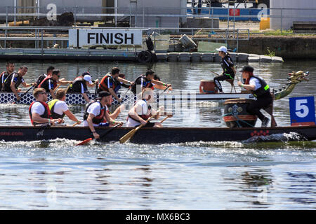 London Regatta Centre di Londra, Regno Unito. Il 3 giugno 2018. La linea del traguardo per una delle tante gare. L annuale London Hong Kong Dragon Boat Festival avrà luogo a Londra il Regatta Centre in Docklands, in splendido sole. L'evento prevede le gare delle barche drago tutto il giorno, nonché gratuitamente un programma di eventi con spettacoli, musica, intrattenimento e bancarelle e opportunità di sperimentare la cultura cinese. Credito: Imageplotter News e sport/Alamy Live News Foto Stock